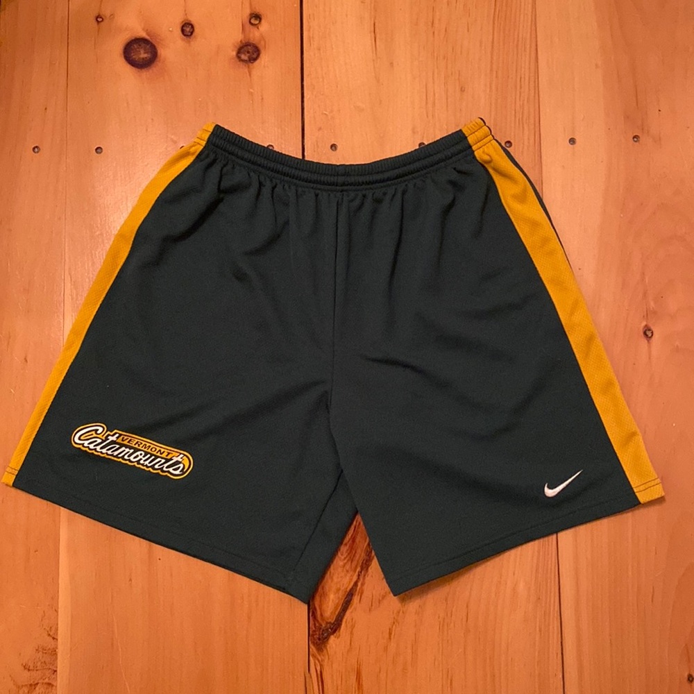 Men’s green drawstring athletic shorts XL
